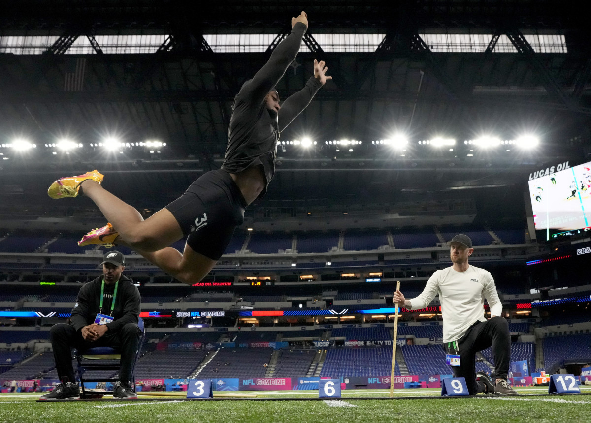 Former Tennessee Volunteers RB Jaylen Wright doing the broad jump at the 2024 NFL Combine. (Photo by Kirby Lee of USA Today Sports)